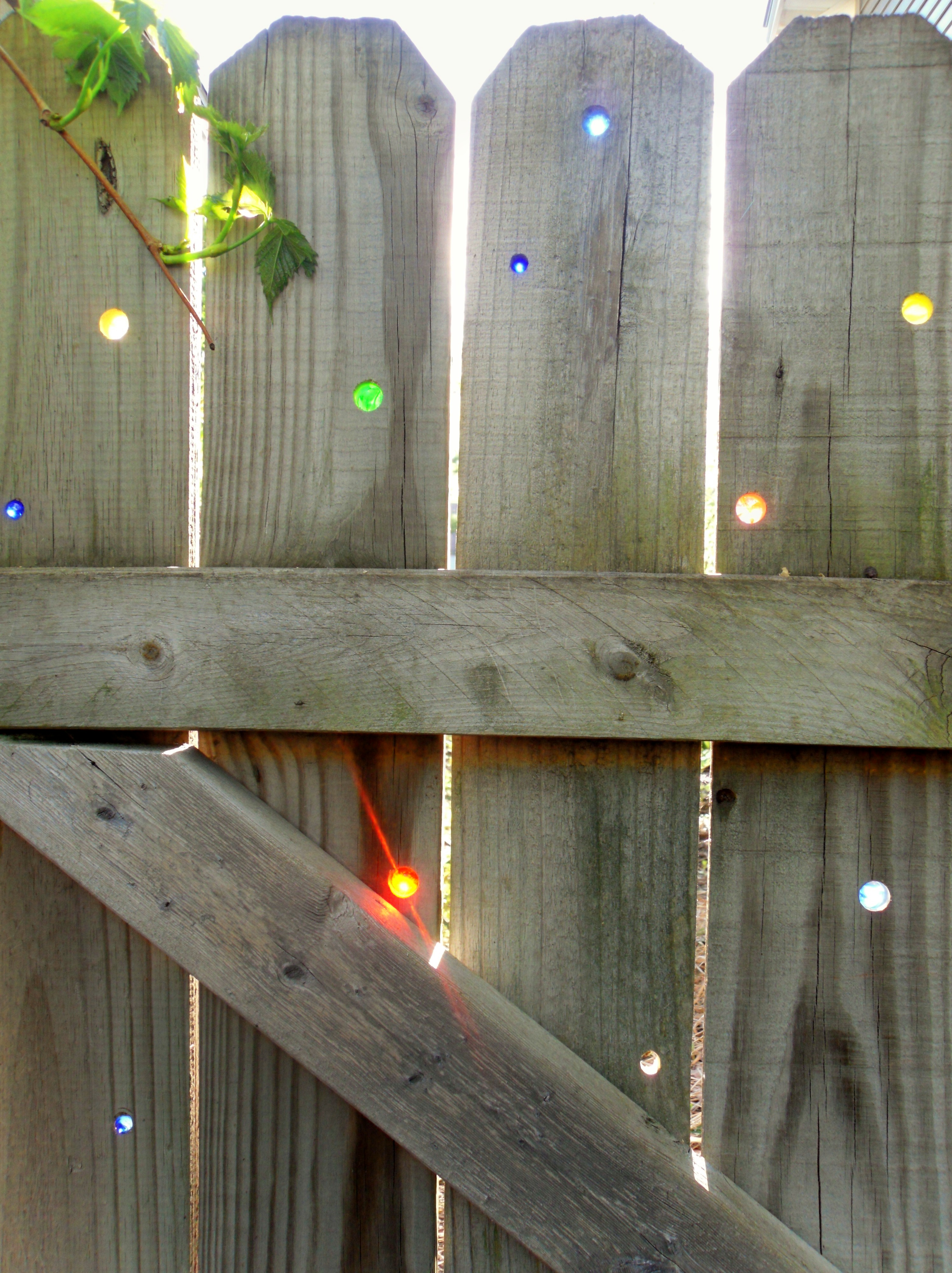 Garden art on the cheap DIY: Glass marbles in your fence